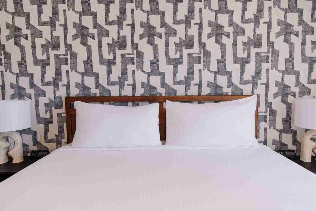 King bed with lamp